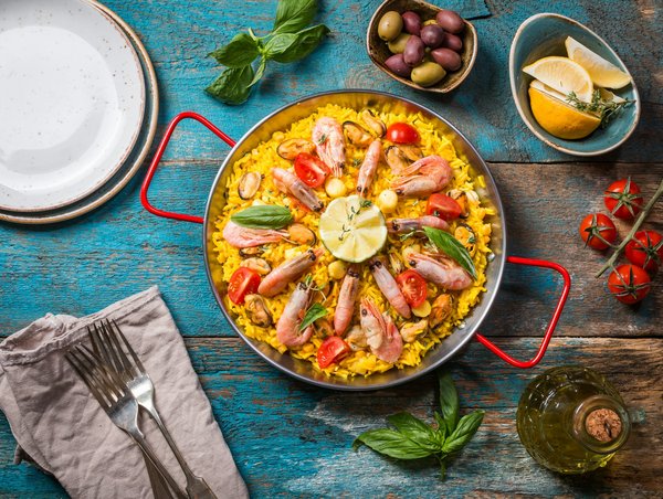 Explorez les secrets d"une authentique paella valencienne : recette délicieuse au poulet et fruits de mer frais à ne pas manquer !
